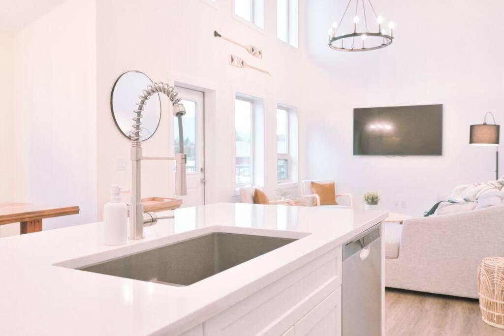 Oasis Getaway, Mins To Lake, King Bed, Dbl Garage Invermere Luaran gambar