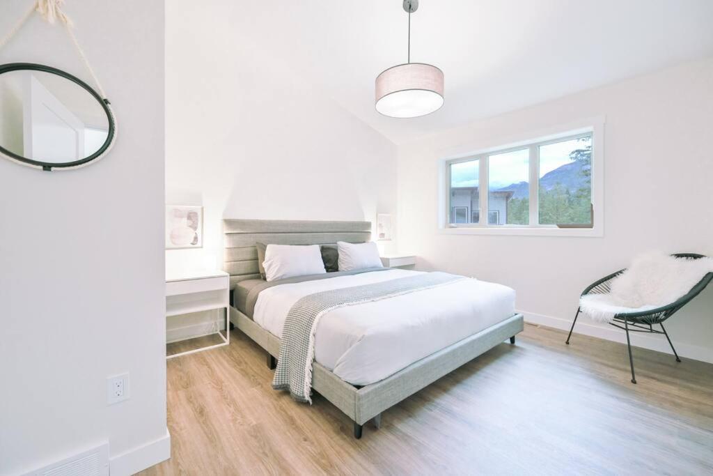 Oasis Getaway, Mins To Lake, King Bed, Dbl Garage Invermere Luaran gambar