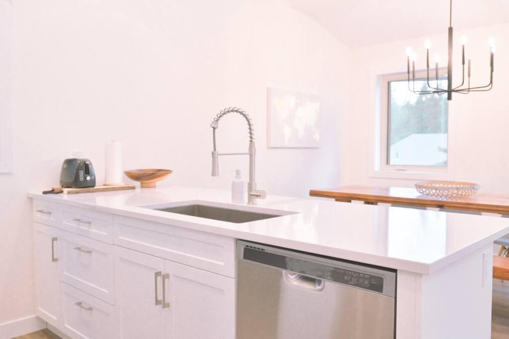Oasis Getaway, Mins To Lake, King Bed, Dbl Garage Invermere Luaran gambar