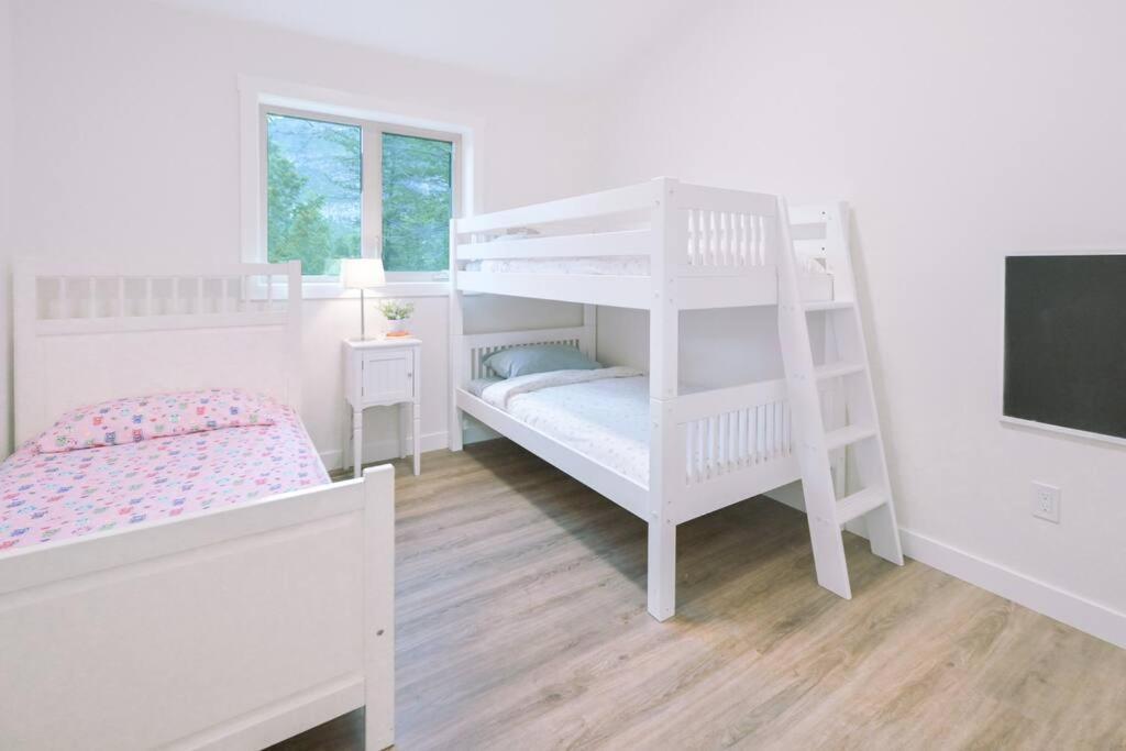 Oasis Getaway, Mins To Lake, King Bed, Dbl Garage Invermere Luaran gambar