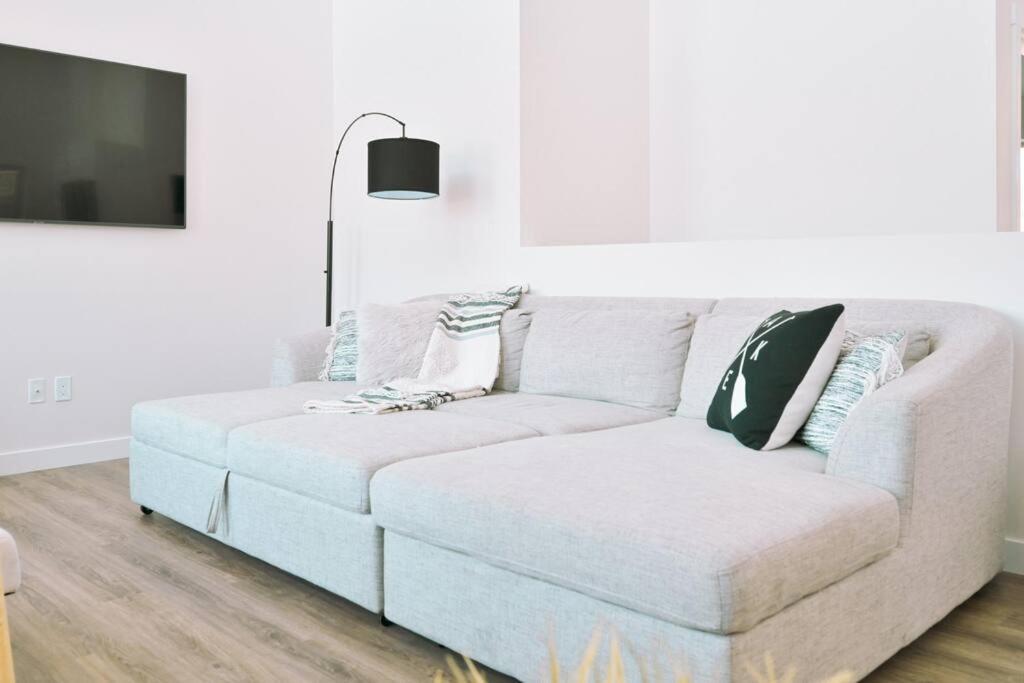 Oasis Getaway, Mins To Lake, King Bed, Dbl Garage Invermere Luaran gambar